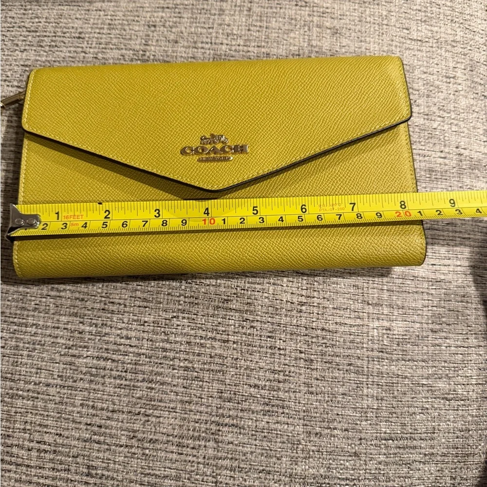 Coach Chartreuse Pebbled Leather Envelope Wristlet Wallet Gold Hardware BNNU
